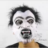 hirmutav mask mustade juuste ja veriste hammastega