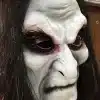 hirmutav valge mask mustade juustega ja tumedate silmaümbrustega