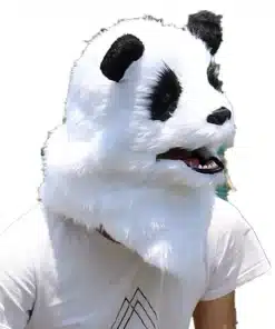 valge ja musta karvaga panda mask, mille suu liigub