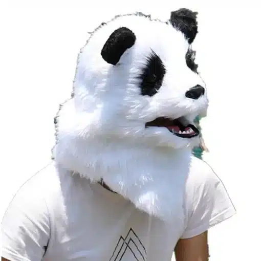 valge ja musta karvaga panda mask, mille suu liigub