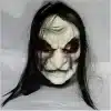 hirmutav mask pikkade mustade juustega ja punaste silmadega