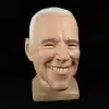 realistlik lateksist mask, millel on naeratav nägu ja valged juuksed