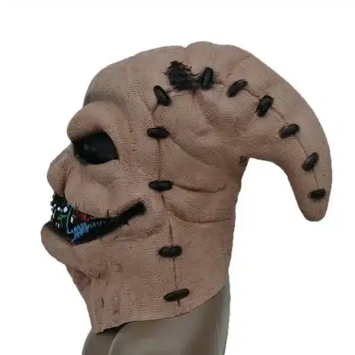 pruun lateksist mask, millel on mustad õmblused ja kõver sarv