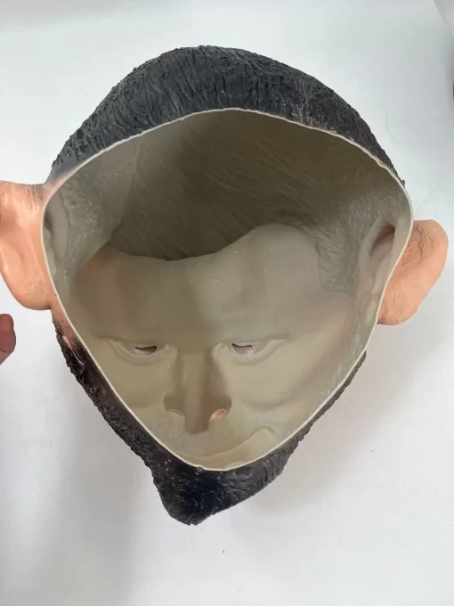realistlik habemega mehe mask, millel on suured kõrvad ja detailne nägu