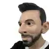 realistlik mask habemega mehe näoga, millel on tumedad juuksed ja lühike habe