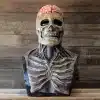 rinnakuosaga pealuuga mask, millel on nähtav aju ja skeleti detailid