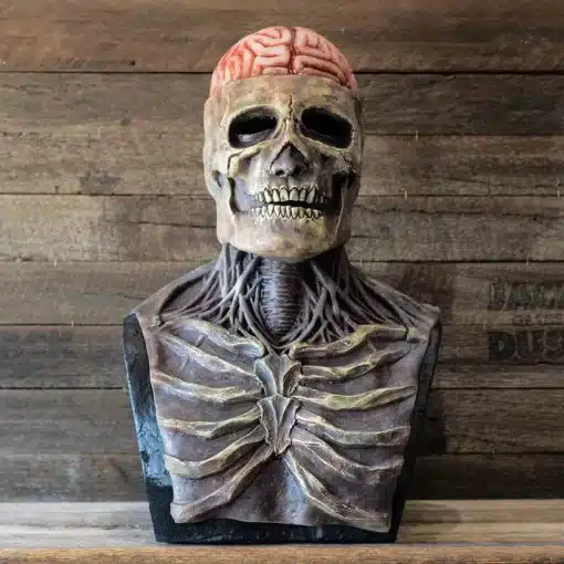 rinnakuosaga pealuuga mask, millel on nähtav aju ja skeleti detailid