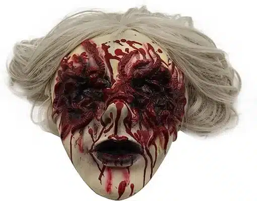 verise näoga mask hallide juustega