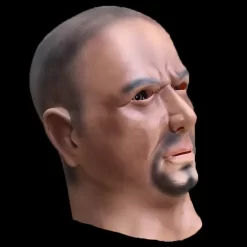 realistlik lateksist mask, millel on tõsine ilme ja lühikesed juuksed