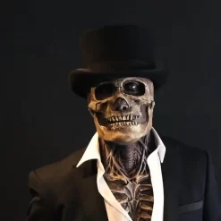 pealuuga mask ja rinnakuosa, must silinder, must ülikond