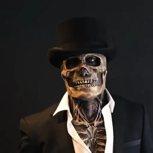 pealuuga mask ja rinnakuosa, must silinder, must ülikond