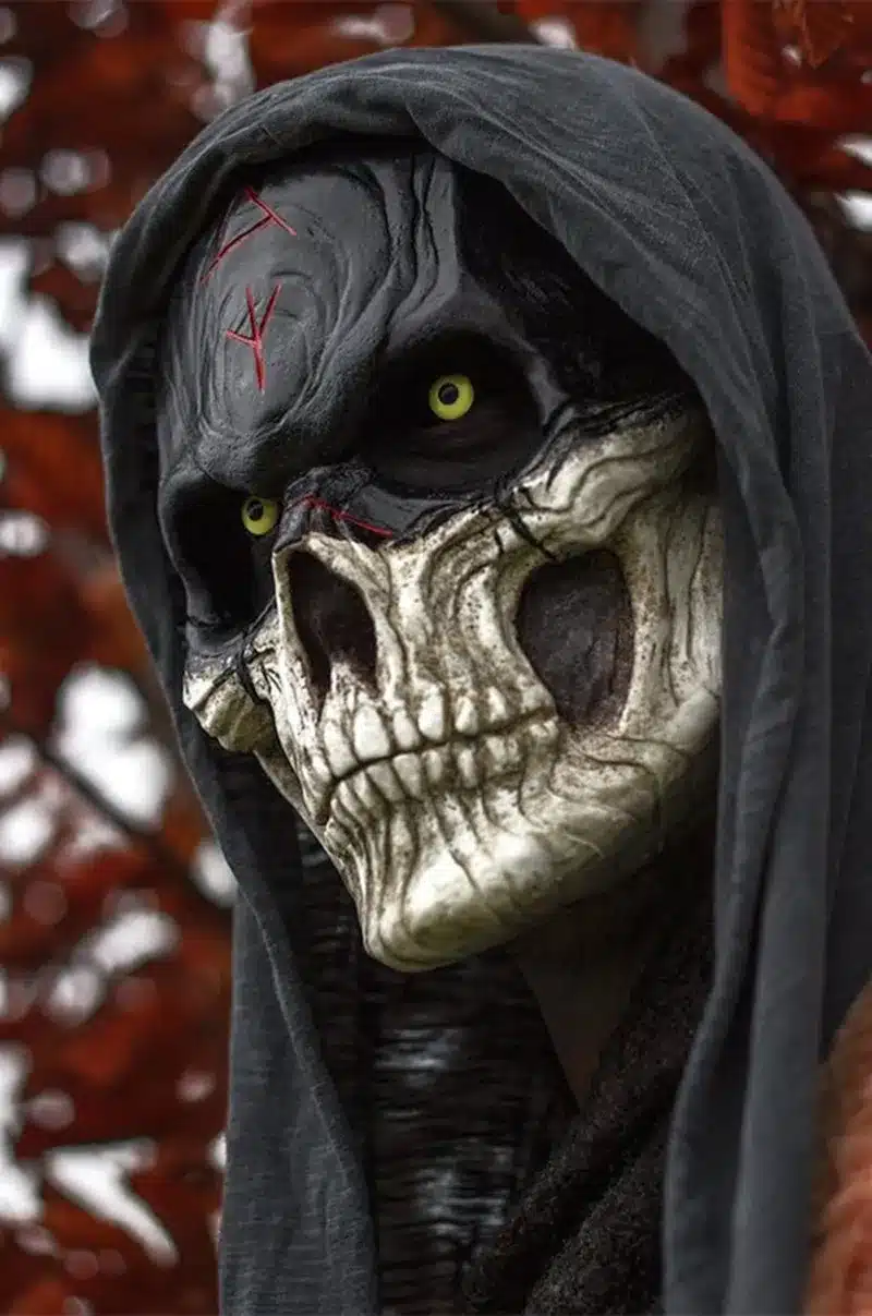 must kapuutsiga pealuu mask kollaste silmade ja punaste märkidega