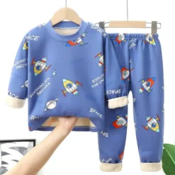 Poiste pidžaama: sinine soe komplekt raketiprindi ja pehme voodriga. Hubane valik lastele külmade ilmade jaoks.