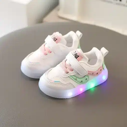 valged beebi tossud LED-tuledega ja roosade detailidega