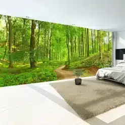 valgusküllane metsatee roheliste puude vahel