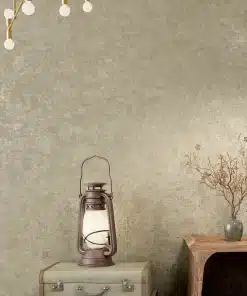 läikiv hall tapeet, mille ees on latern ja kuivanud oksad vaasis