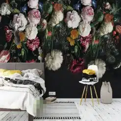 tume tapeet erinevate värviliste lilledega magamistoas