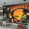 must tapeet hamburgerite ja friikartulite piltidega