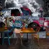 graffiti ja autoga tapeet kohvikus, ees lauad ja toolid