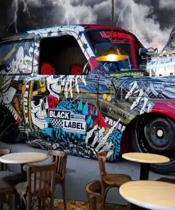 graffiti ja autoga tapeet kohvikus, taustal äikesepilved