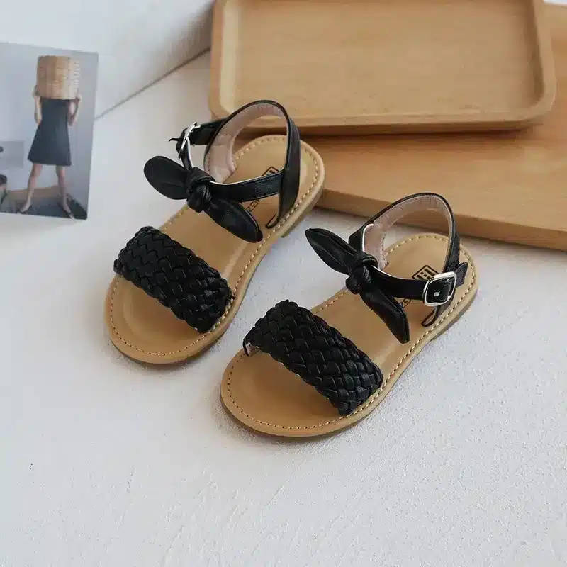 mustad tüdrukute sandaalid punutud rihmade ja lipsudega
