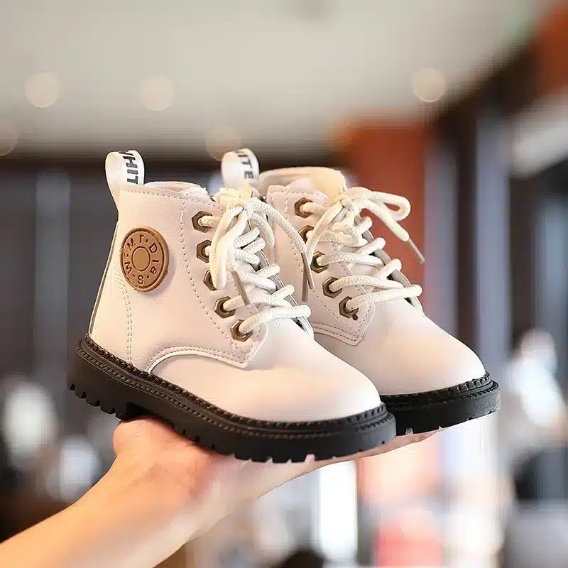 Laste saapad - stylish white leather boots for children, featuring plush lining, non-slip sole, waterproof design, and warmth.
