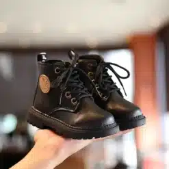 Black leather laste saapad with plush lining, lace-up design, non-slip sole, and waterproof material for boys and girls.