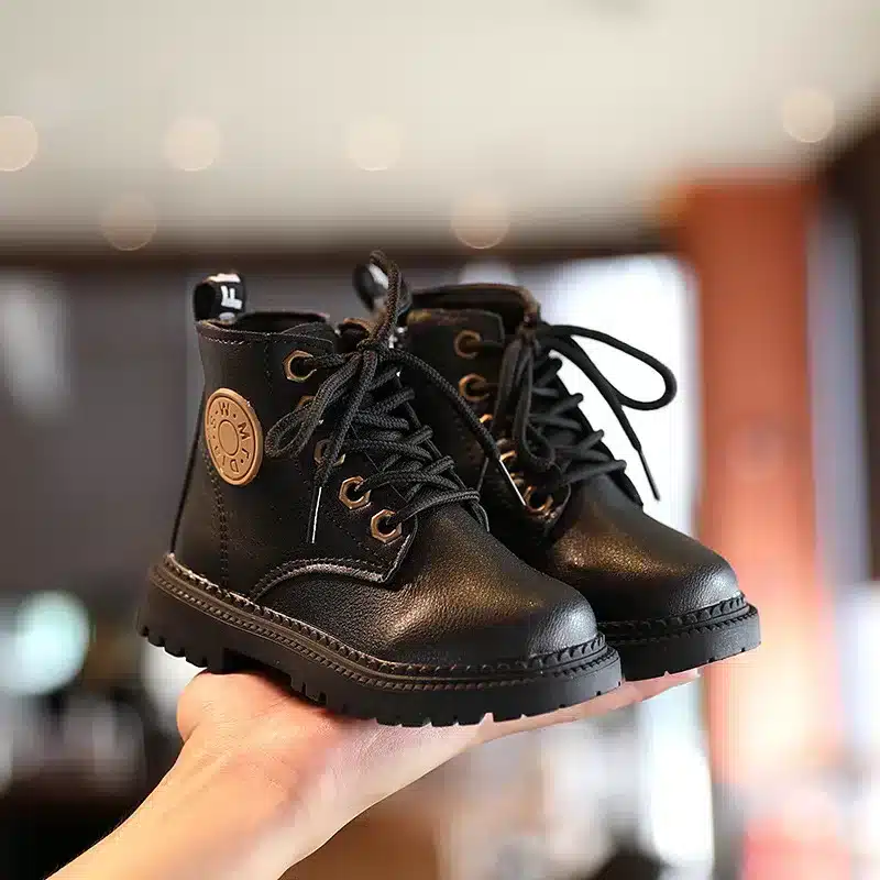 Black leather laste saapad with plush lining, lace-up design, non-slip sole, and waterproof material for boys and girls.