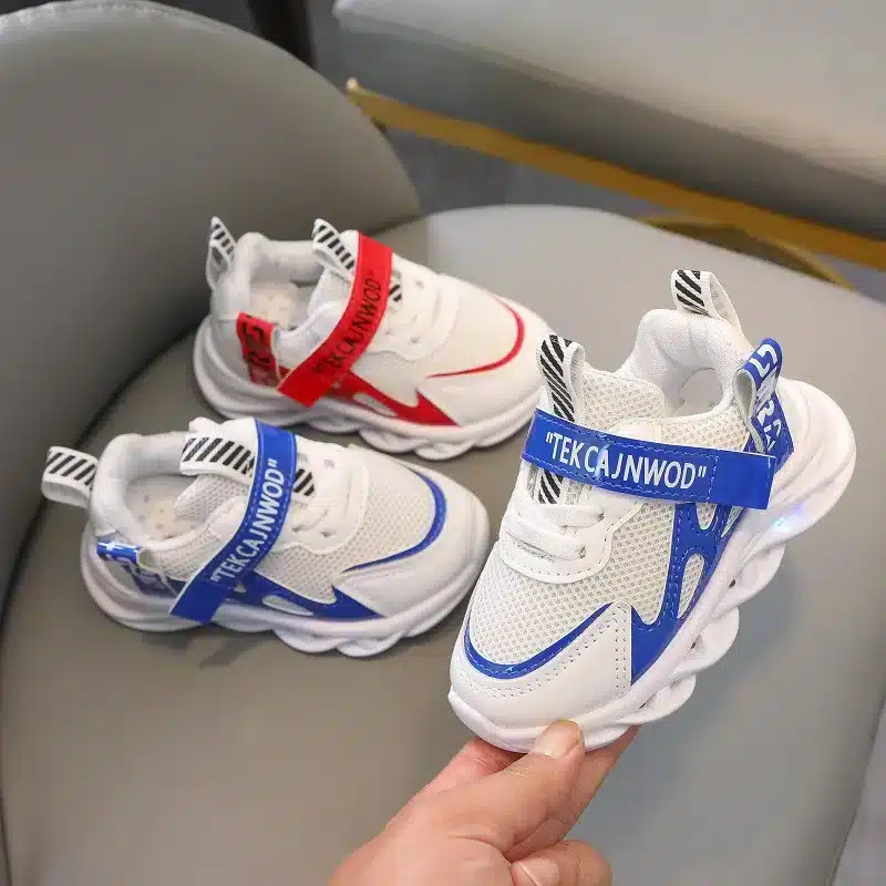 New-LED-Children-Glowing-Shoes-Baby-Luminous-Sneakers-Boys-Lighting-Running-Shoes-Kids-Breathable-Mesh-Sneakers-4