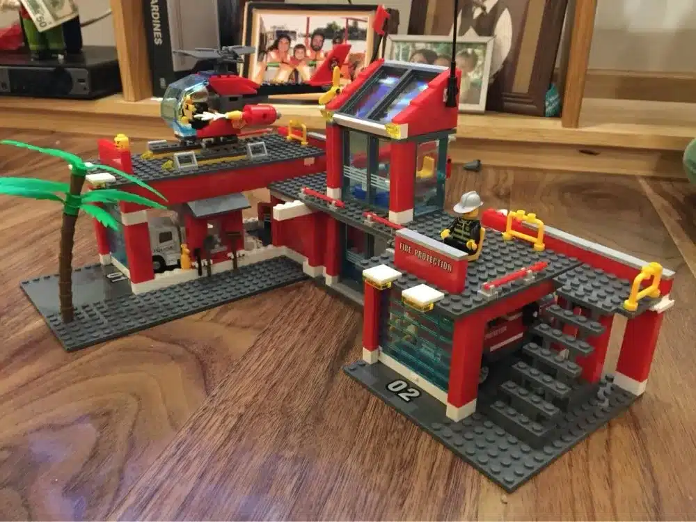 tuletõrjedepoo lego komplekt koos helikopteri ja palmipuuga