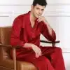 Luksuslikud Mulberry siidist meeste pidžaamad, mis on stiilsed ja elegantsed, sobides ideaalselt kevadeks ja suveks.