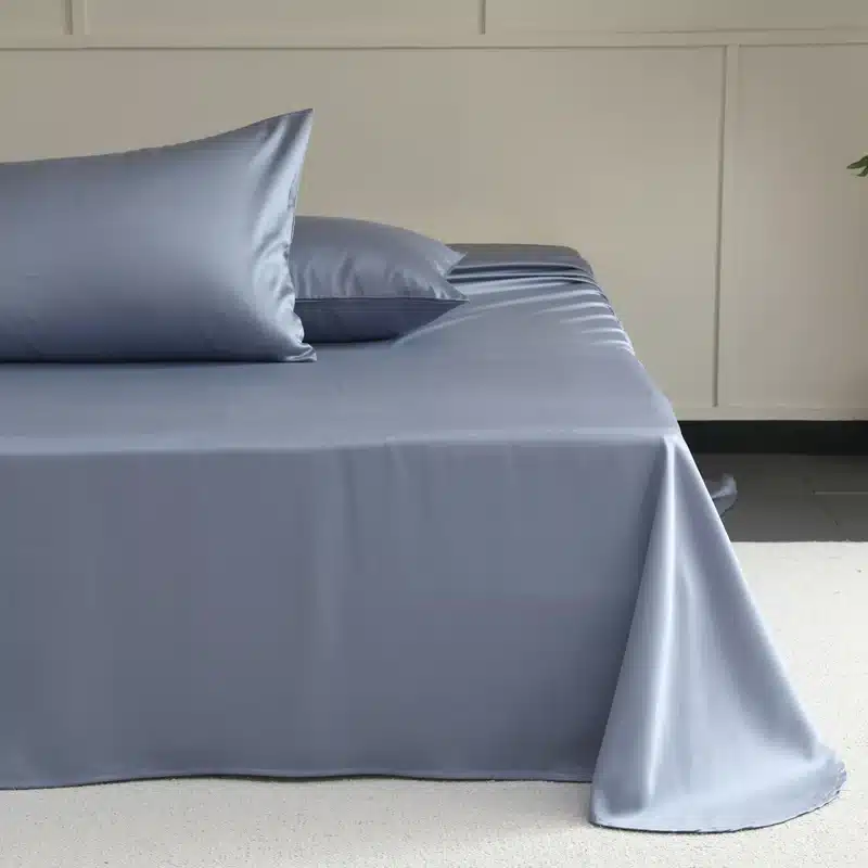 hall siidist voodipesukomplekt voodil koos kahe padjaga minimalistlikus toas