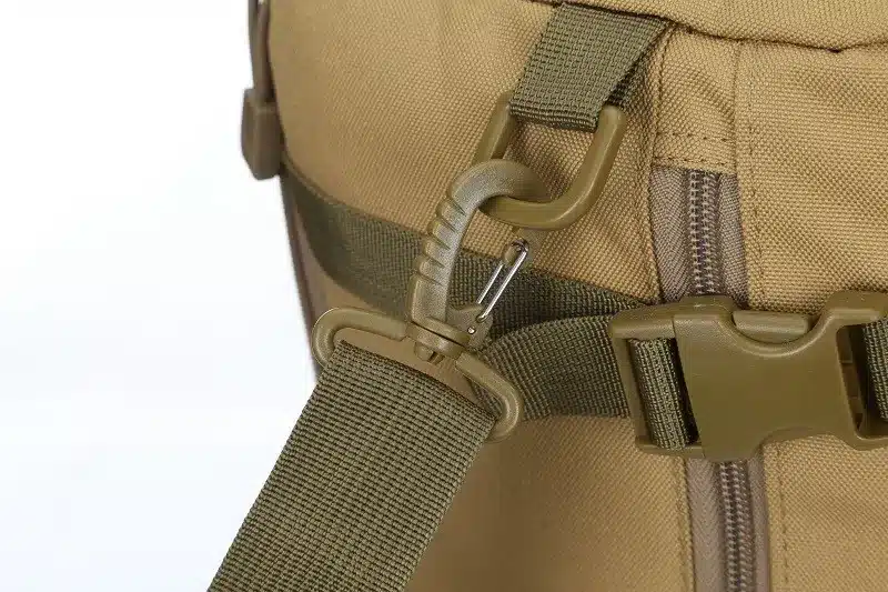 pruuni värvi matkakoti rihmade ja lukkude detail